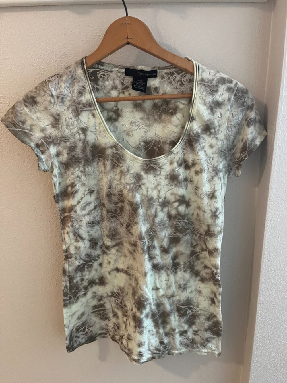Calvin Klein Jeans Tie-Dye Filigree Scoop-Neck Tee in Green